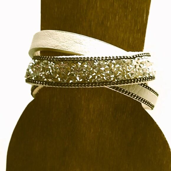 Triple-Wrap Bracelet Cream-Colored Leather with Sparkly Embellishments - Picture 6 of 9